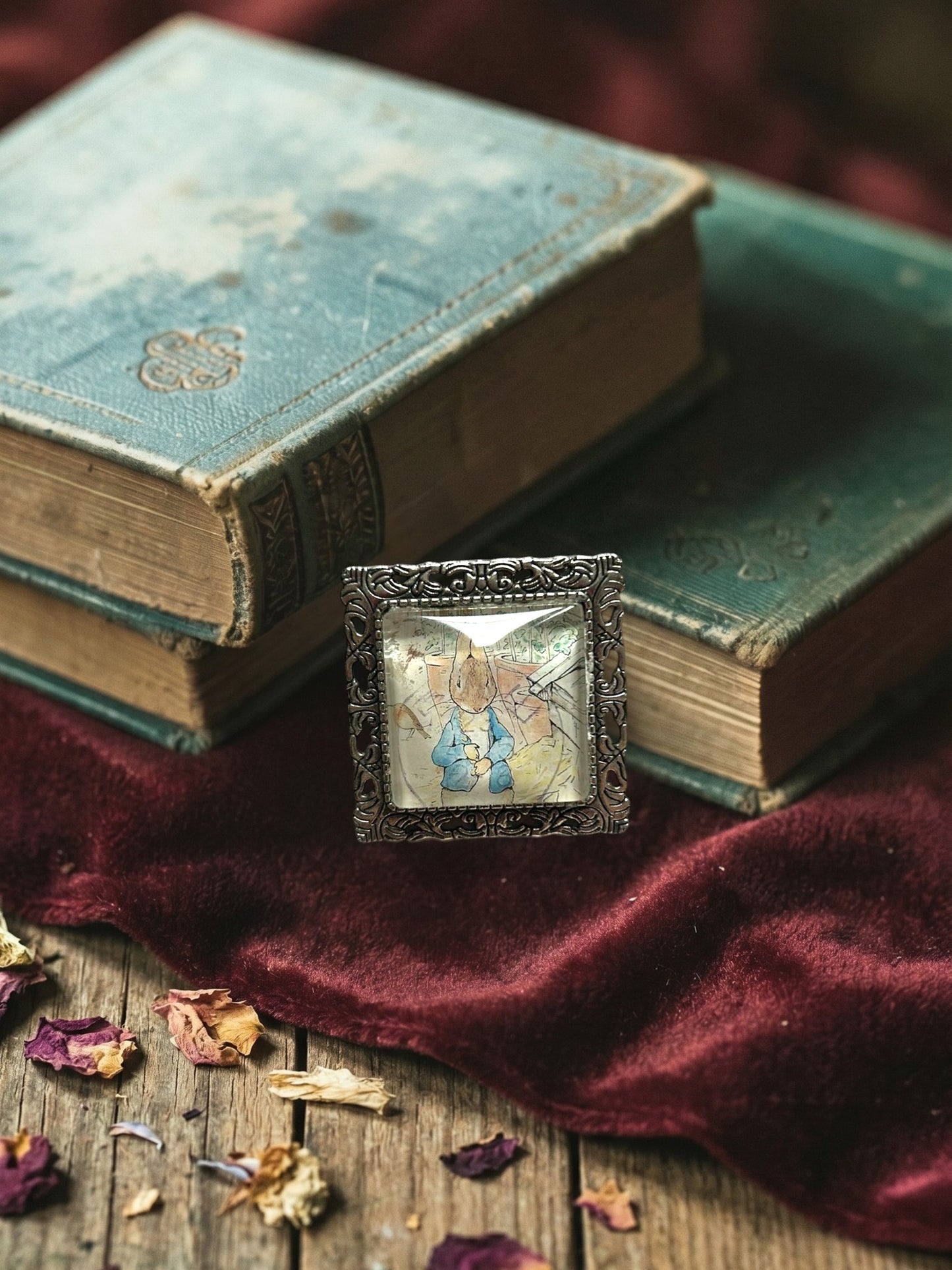 Collana e spilla Peter Rabbit con francobollo giapponese, cornice quadrata in bronzo, artigianato, Italia