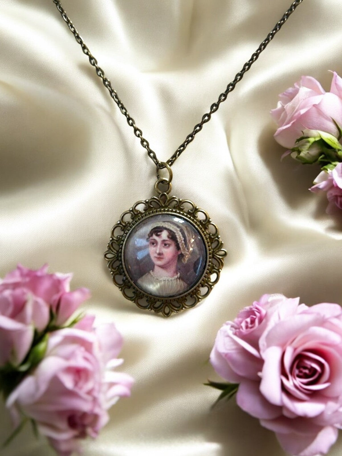 Collana tonda romantica con ritratto di jane Austen