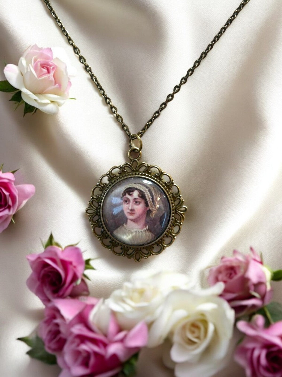 Collana tonda romantica con ritratto di jane Austen