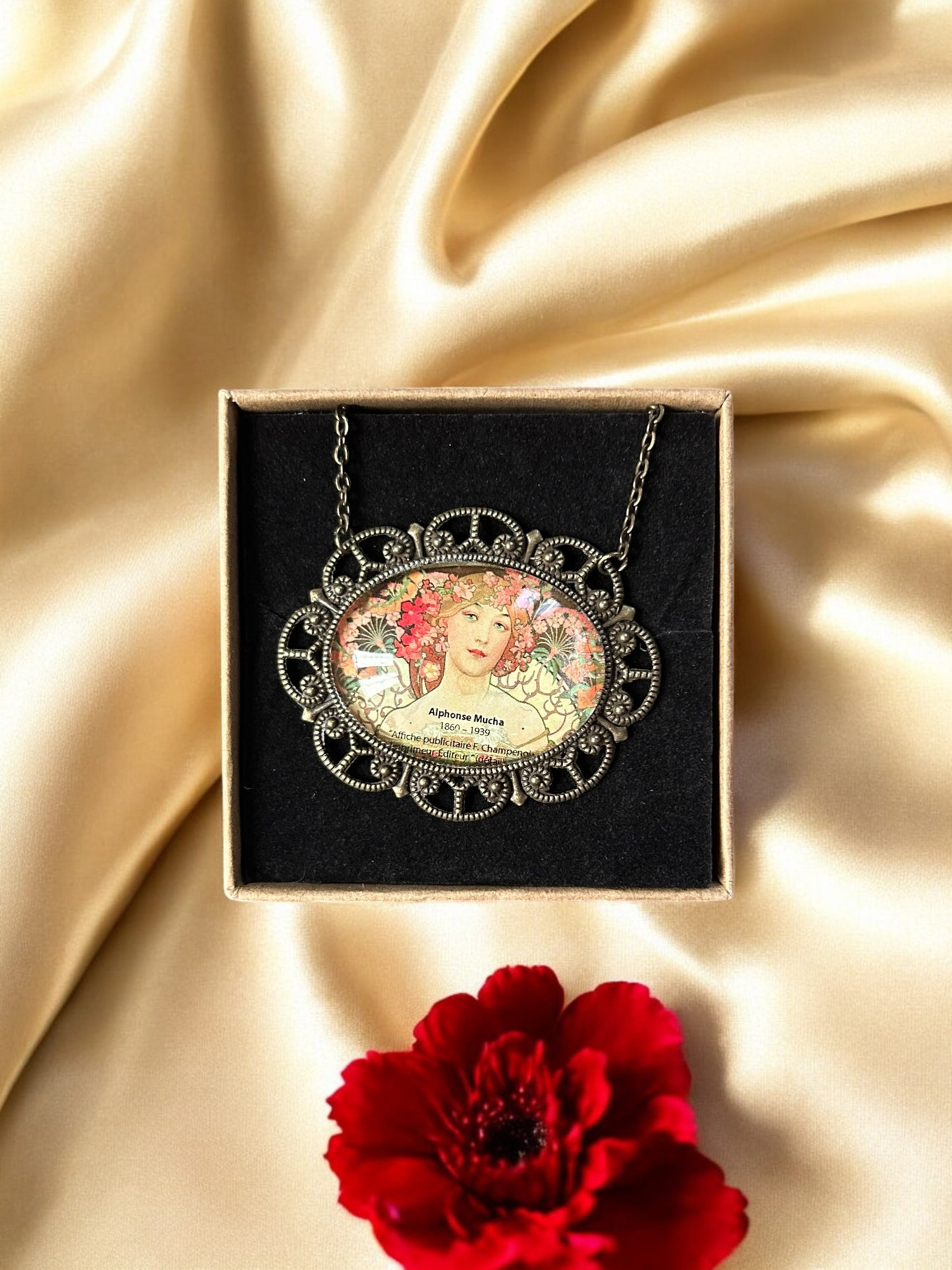 Collana_Mucha-01