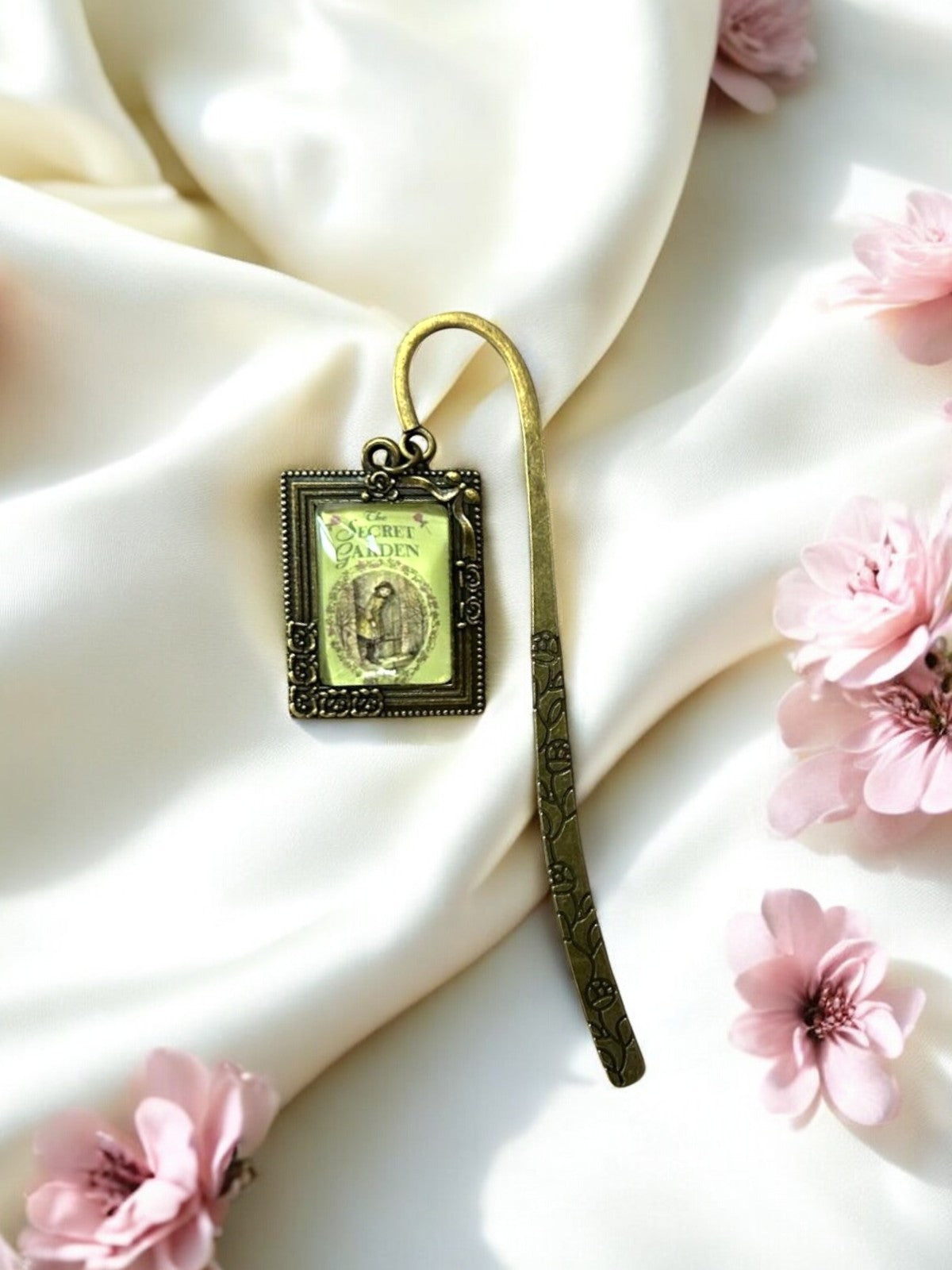 Segnalibro gioiello dedicato al libro "Il giardino segreto" di Frances Hodgson Burnett