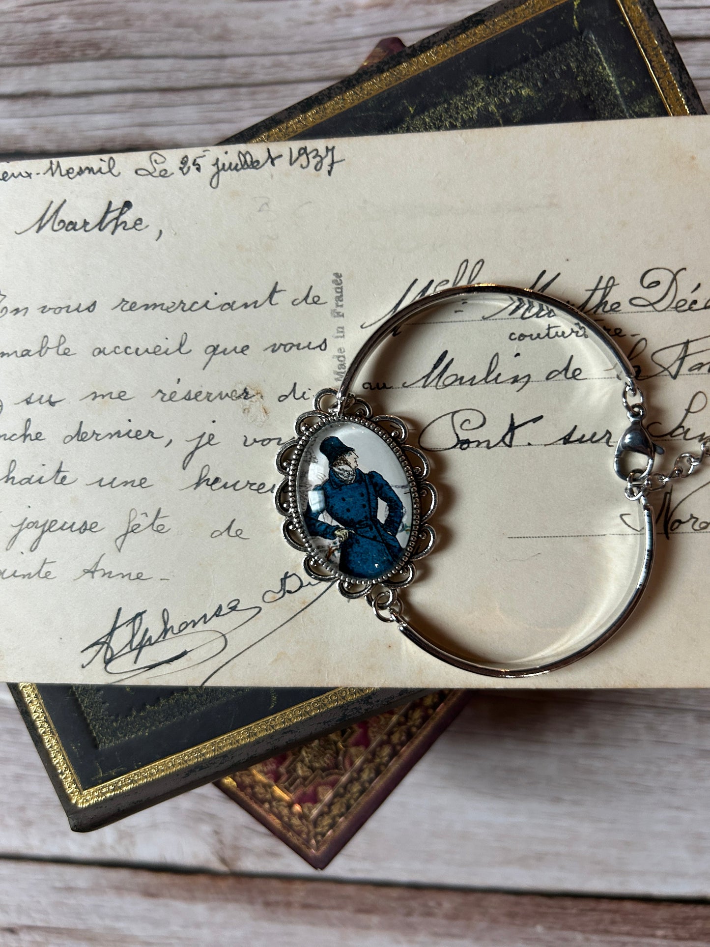 Bracciale Mr Darcy Jane Austen - Gioiello Letterario Argento con Francobollo Royal Mail d'Epoca - Lady Nostalgia