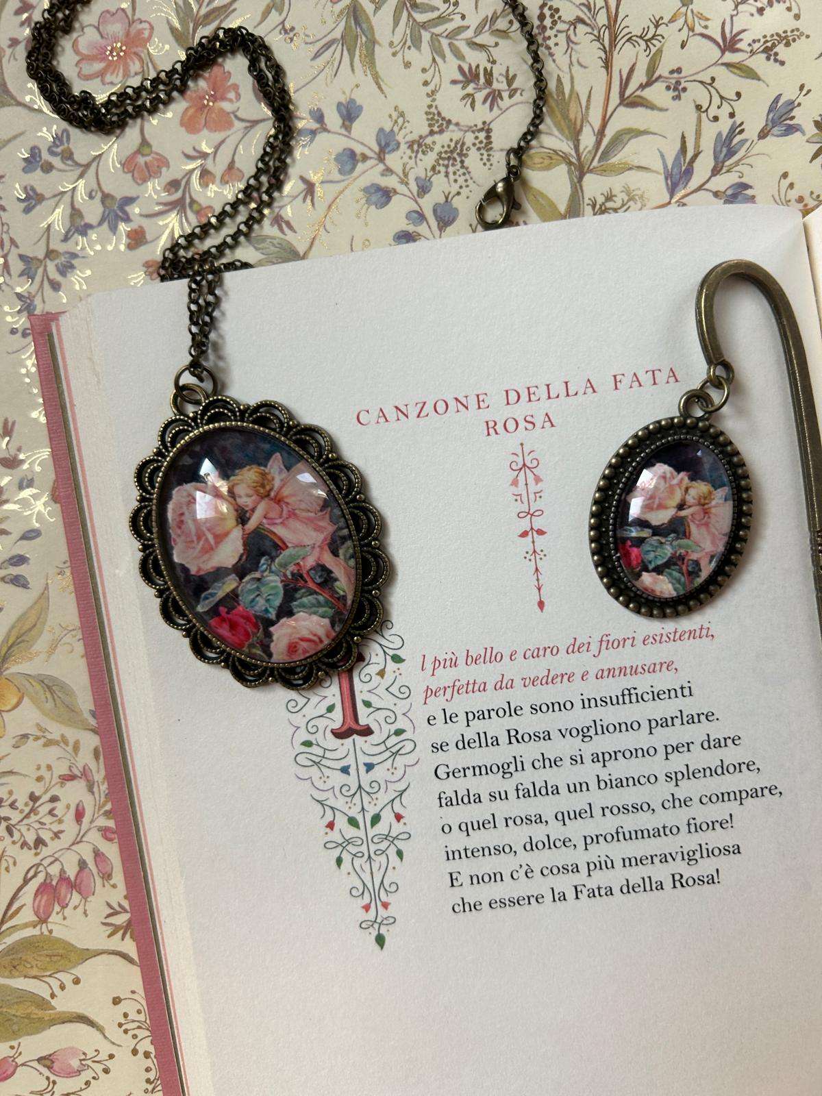 Ciondolo rosa grande - Cicely Mary Barker - Lady Nostalgia