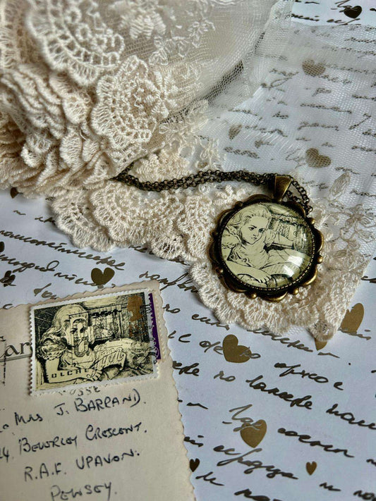 Collana Alice in Wonderland Vintage - Gioiello Letterario con Francobollo Inglese d'Epoca - Lady Nostalgia