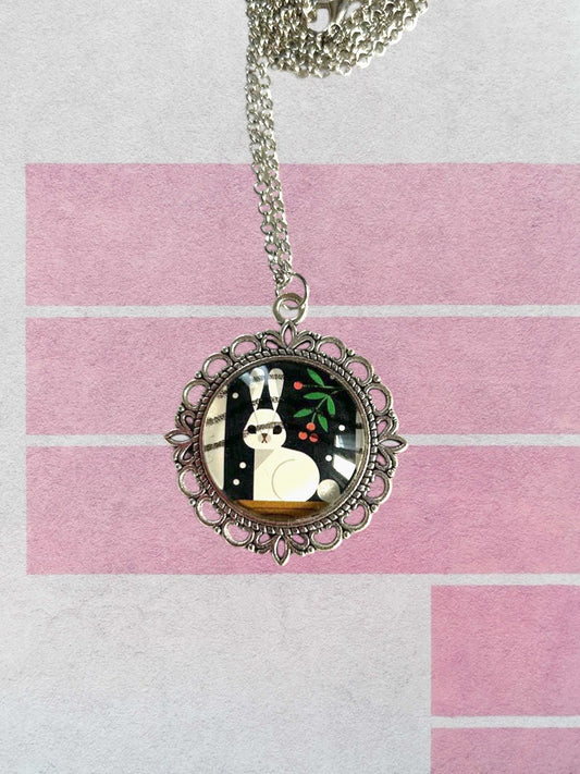 Collana artigianale con francobollo del coniglio, illustrazione geometrica, su fondo rosa, cornice bronzo, Italia