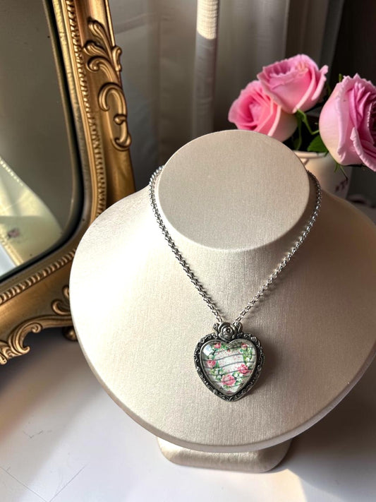 Collana a cuore con francobollo Love del 1999, cuore di rose vittoriano, montatura argento con rosa in rilievo
