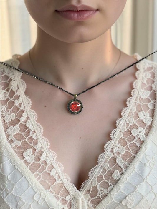 Collana mignon con ciondolo a cuore rosso indossata su abito di pizzo bianco, ispirata alle lettere d'amore