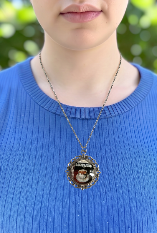 Collana artigianale con francobollo americano dell'espresso indossata colorato, creata in Italia