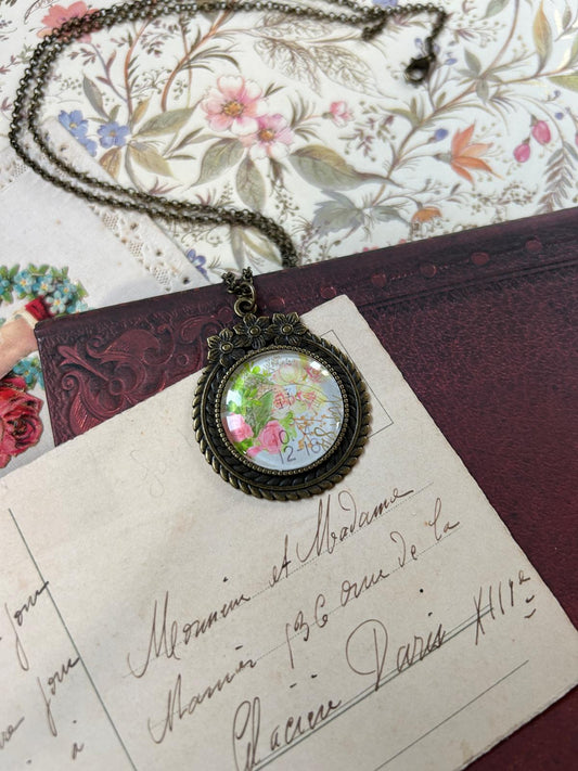 Collana Floreale Giapponese - Gioiello Delicato con Francobollo Vintage del Sol Levante - Lady Nostalgia