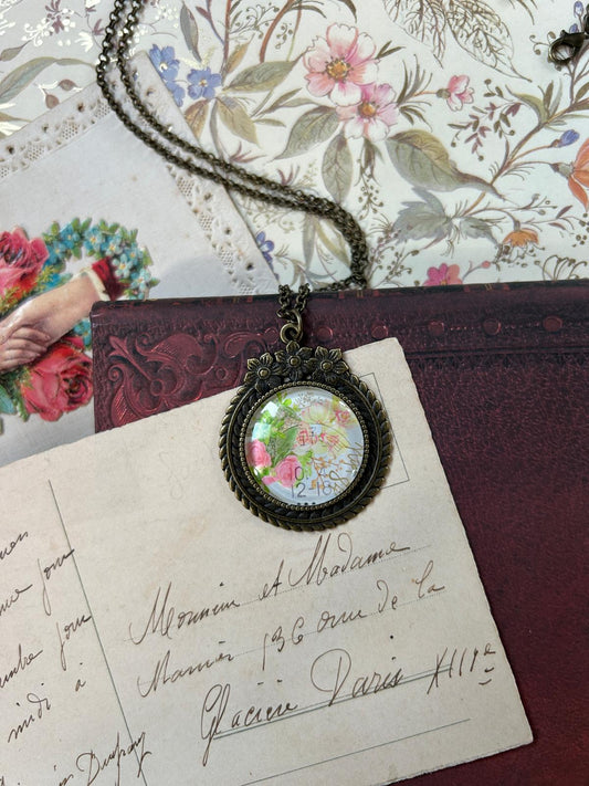 Collana Floreale Giapponese - Gioiello Delicato con Francobollo Vintage del Sol Levante - Lady Nostalgia