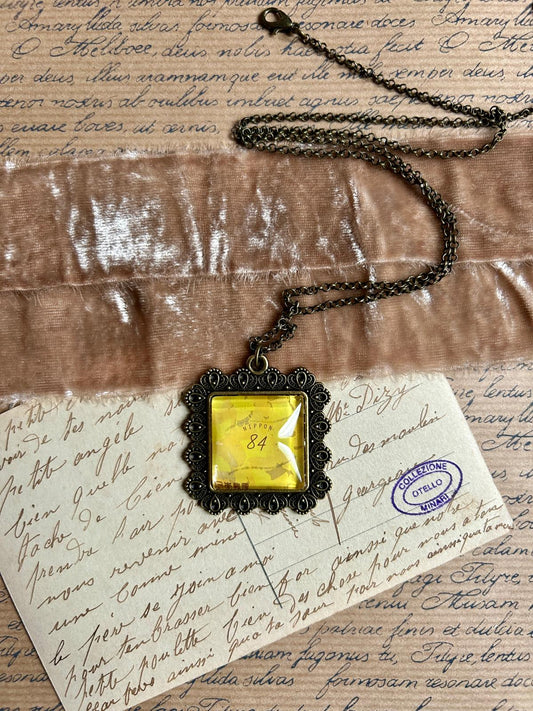 Collana Foglie Gialle Giapponesi - Gioiello Autunnale con Francobollo Vintage - Lady Nostalgia