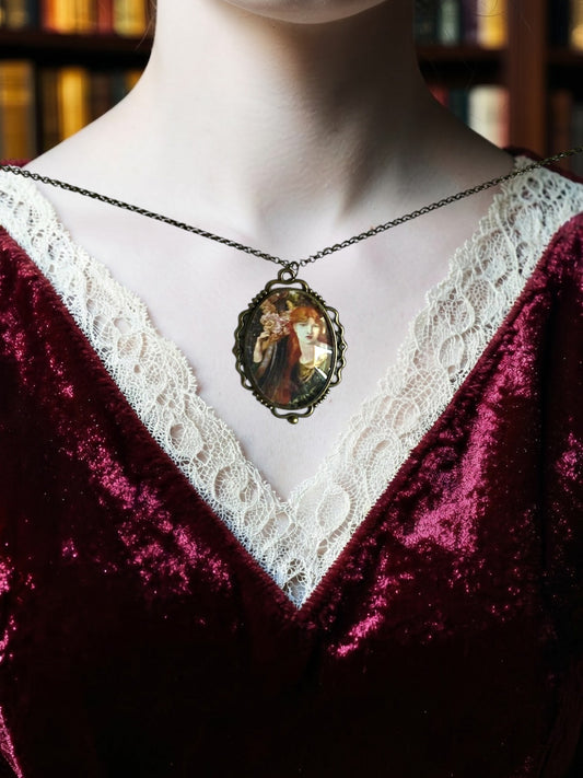 Collana indossata, ciondolo ovale in bronzo dedicato a La Ghirlandata di Rossetti, dipinto preraffaellita con donna e arpa