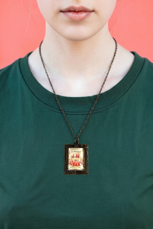 Collana artigianale indossata con francobollo francese Le Fraisier, torta di fragole, cornice bronzo, Italia