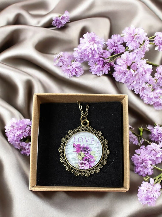 Collana Love con Viole Vintage - Gioiello Romantico con Francobollo da Lettera d'Amore - Lady Nostalgia