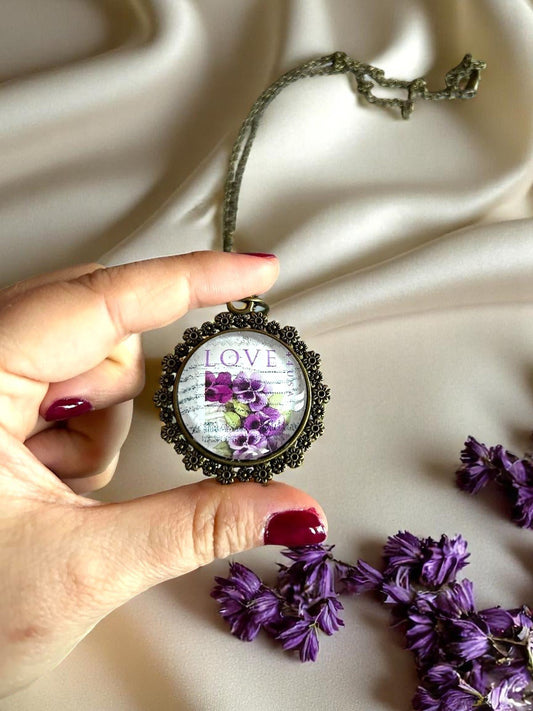 Collana Love con Viole Vintage - Gioiello Romantico con Francobollo da Lettera d'Amore - Lady Nostalgia