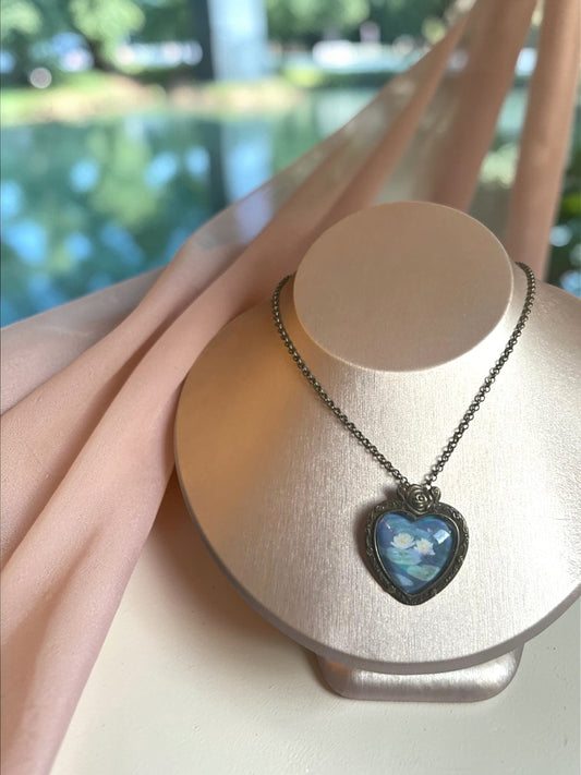 Collana a cuore Lady Nostalgia con francobollo del 1999 delle Ninfee di Monet, effet du soir, toni verdi e blu.