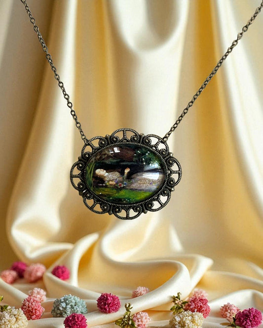 Dettaglio collana Ofelia, francobollo artistico montato su catena dorata