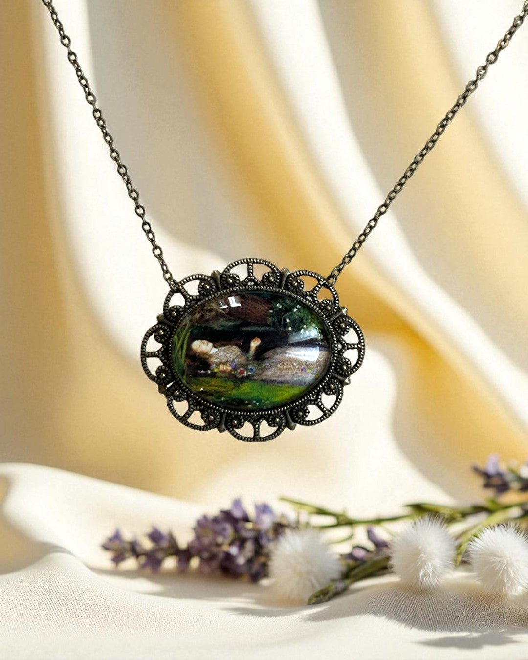 Collana Ofelia indossata, gioiello con francobollo dipinto John Everett Millais