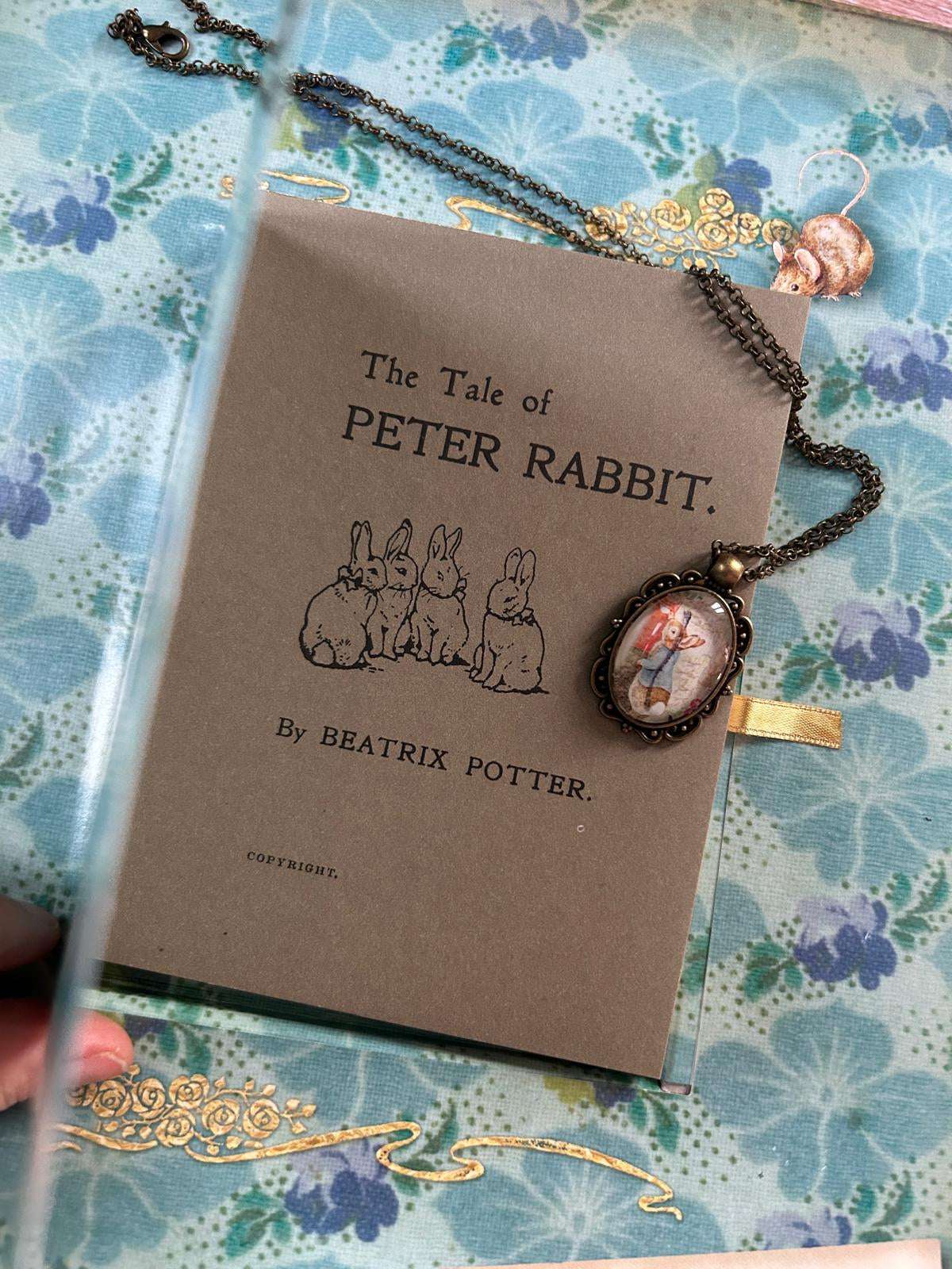 Collana Peter rabbit che spedisce una lettera - Lady Nostalgia