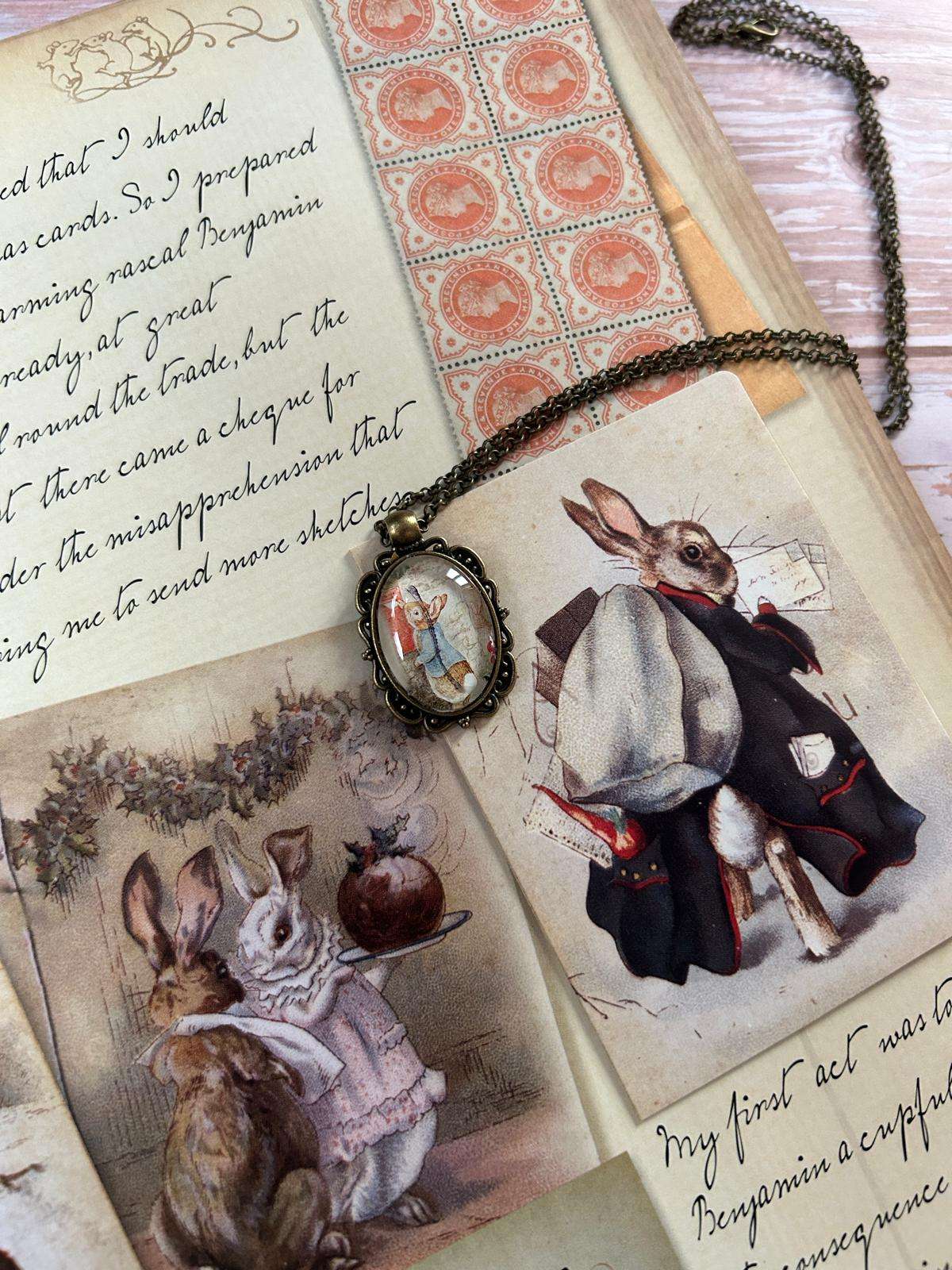 Collana Peter rabbit che spedisce una lettera - Lady Nostalgia