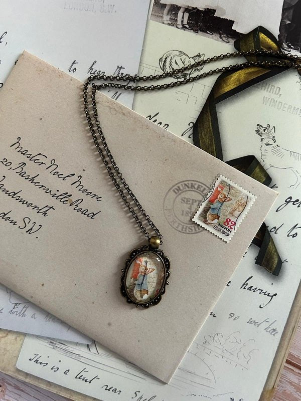 Collana Peter rabbit che spedisce una lettera - Lady Nostalgia