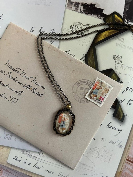 Collana Peter rabbit che spedisce una lettera - Lady Nostalgia