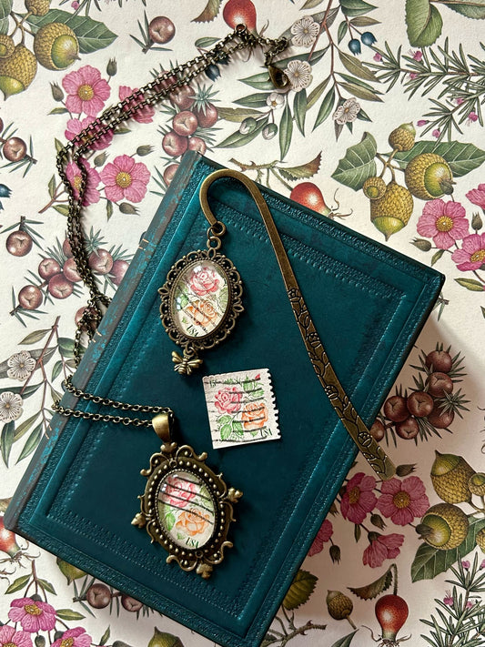 Collana con rose, da un francobollo americano del 1978: il primo a portare una rosa sulla posta degli Stati Uniti. Da portare al collo.