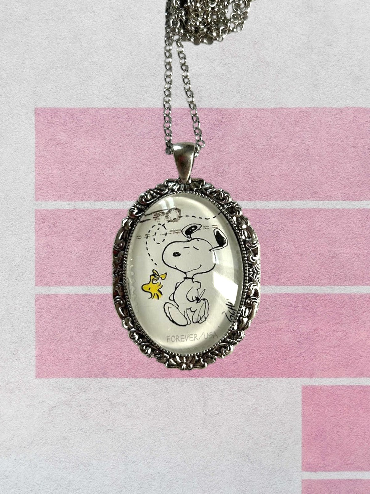 Collana artigianale italiana con francobollo americano di Snoopy e Woodstock, cornice ovale argentata lavorata