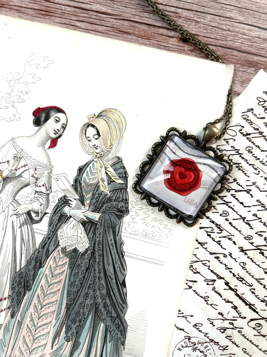 Collana Vintage Lettera d'Amore - Gioiello Romantico con Francobollo d'Epoca - Lady Nostalgia
