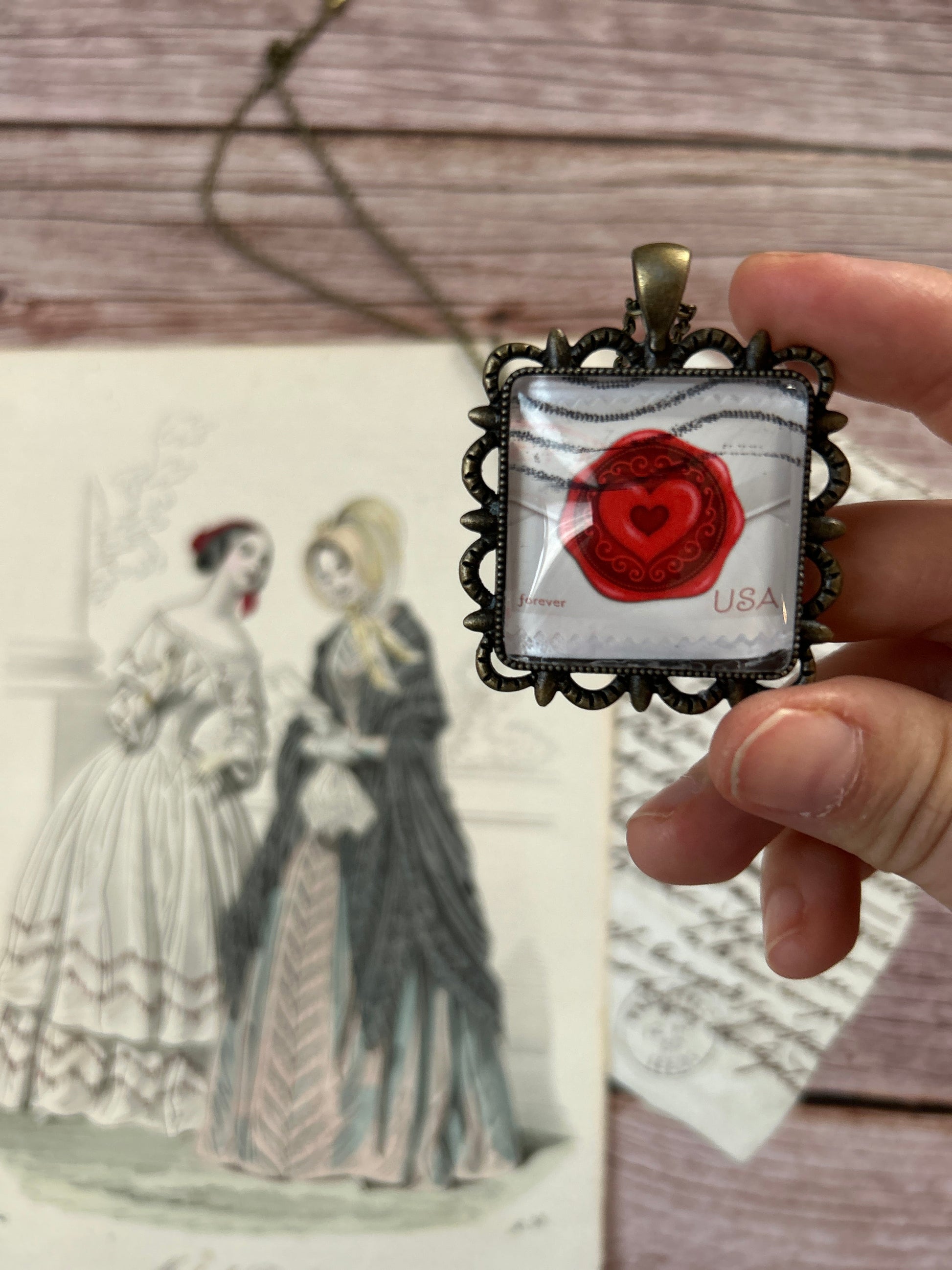 Collana Vintage Lettera d'Amore - Gioiello Romantico con Francobollo d'Epoca - Lady Nostalgia