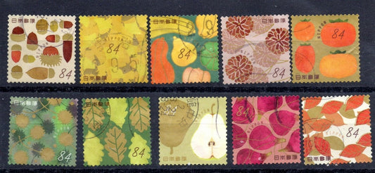 Francobolli per collana con ciondolo quadrato e francobollo giapponese: foglia di ginkgo dorata d'autunno su fondo chiaro