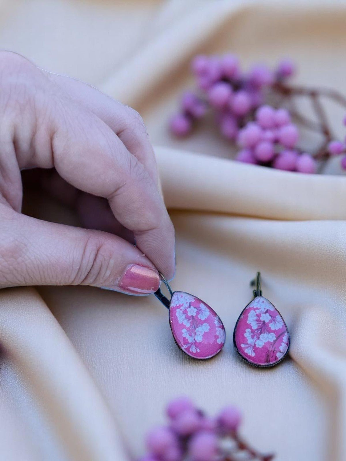 Orecchini goccia Fiori di Ciliegio (francobollo Giappone 1968) - Lady Nostalgia