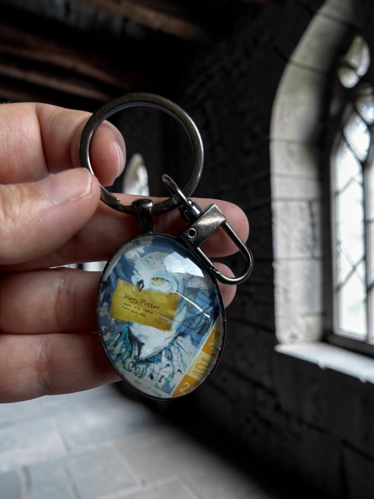 Portachiavi in mano con Edvige e la busta per Harry Potter, da francobollo dell'Isola di Man, artigianale italiano