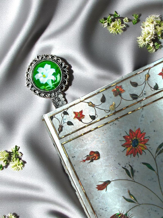 Segnalibro giglio orientale - Purezza del Sol Levante ⚪ - Lady Nostalgia