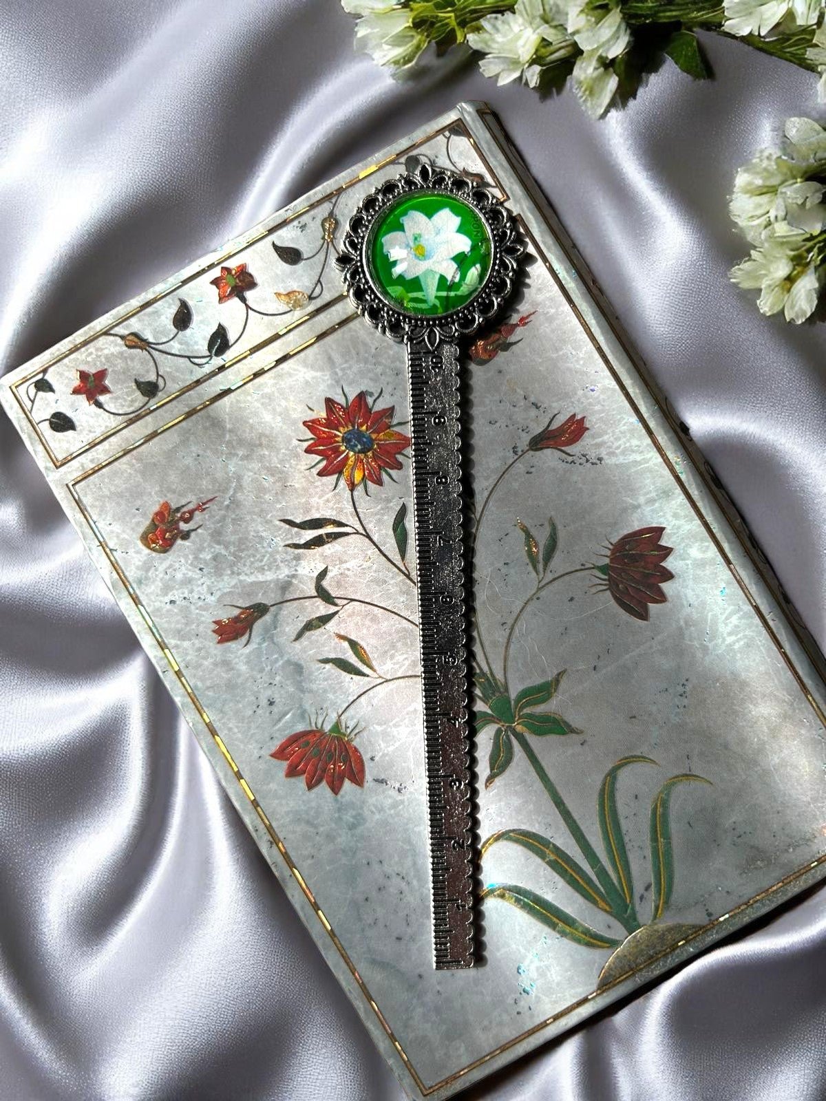 Segnalibro giglio orientale - Purezza del Sol Levante ⚪ - Lady Nostalgia