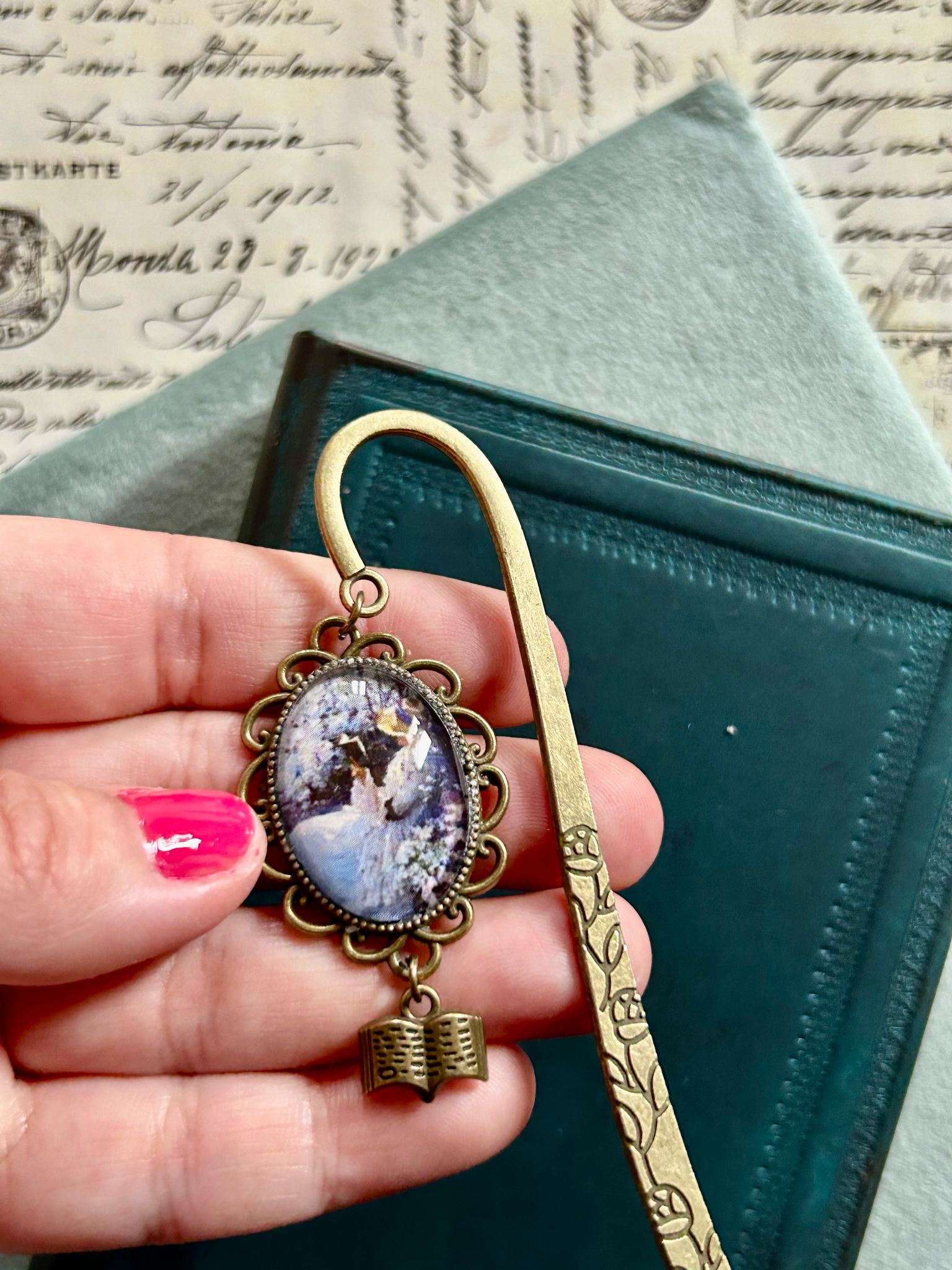 Segnalibro - gioiello Lettrice in viola - Lady Nostalgia