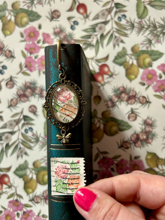Segnalibro gioiello con rose, da un francobollo americano del 1978: la prima rosa apparsa sulla posta degli Stati Uniti. Per chi ama rose e libri.