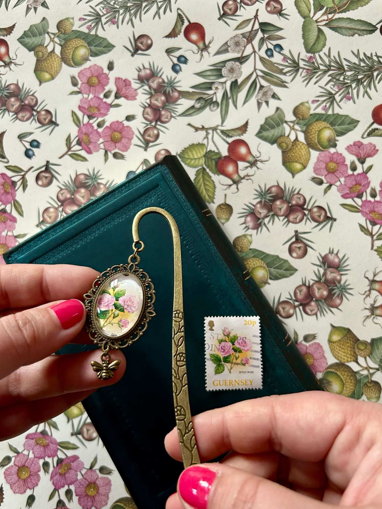 Segnalibro gioiello rose rosa(francobollo Guernsey 1997) - Lady Nostalgia