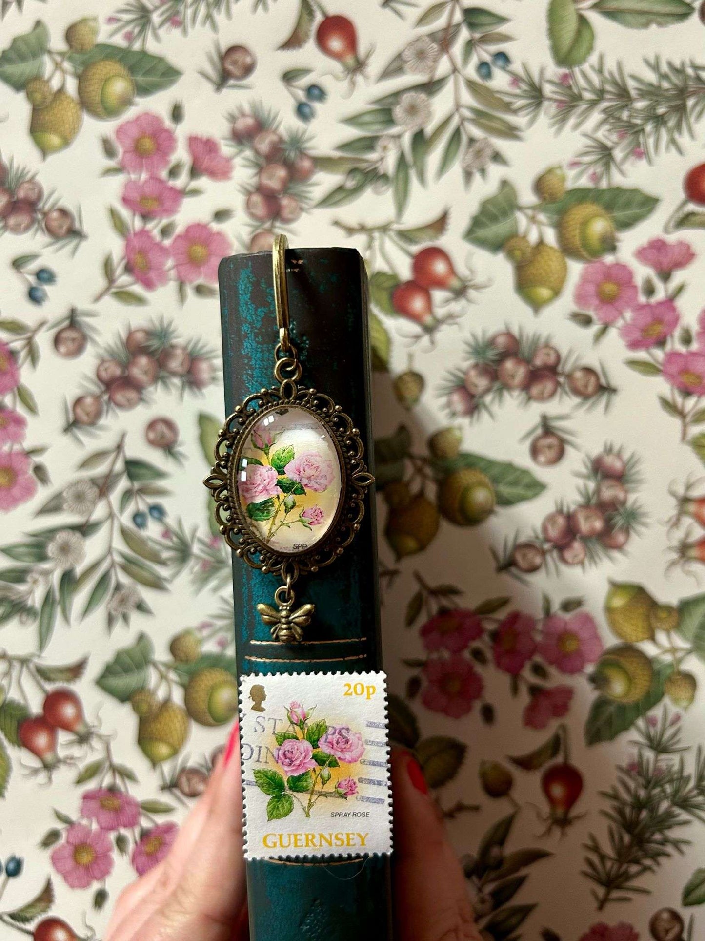 Segnalibro gioiello rose rosa(francobollo Guernsey 1997) - Lady Nostalgia