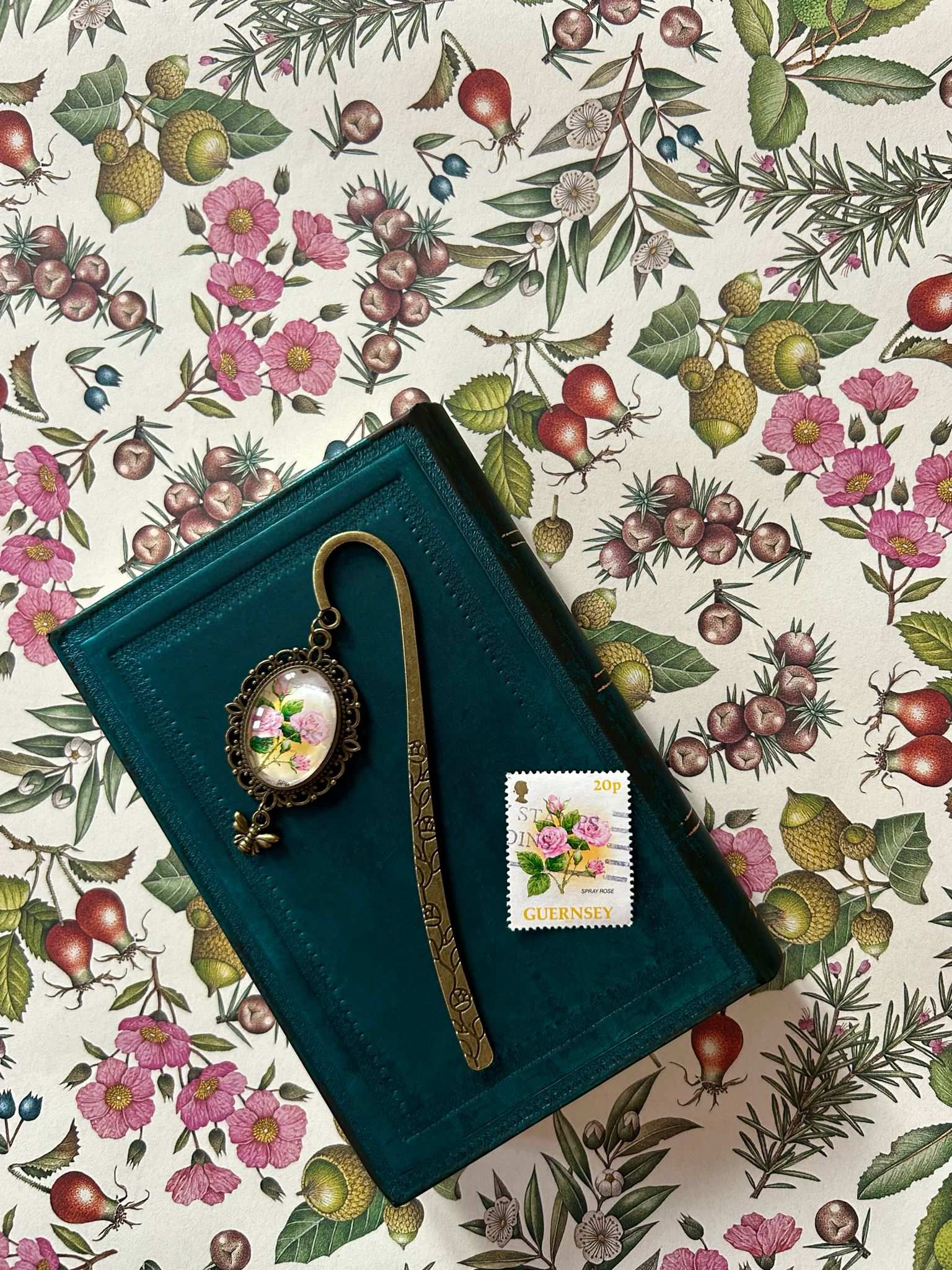 Segnalibro gioiello rose rosa(francobollo Guernsey 1997) - Lady Nostalgia