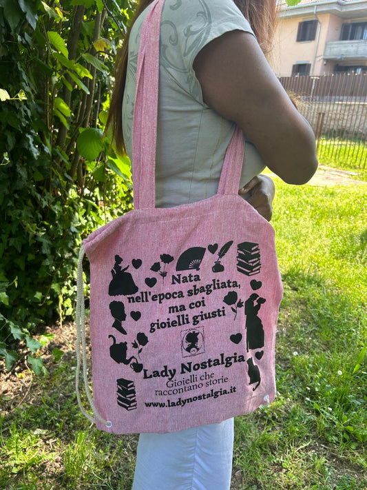 Shopper Lady Nostalgia rosa indossata a spalla con silhouette letterarie stampate in nero su cotone riciclato