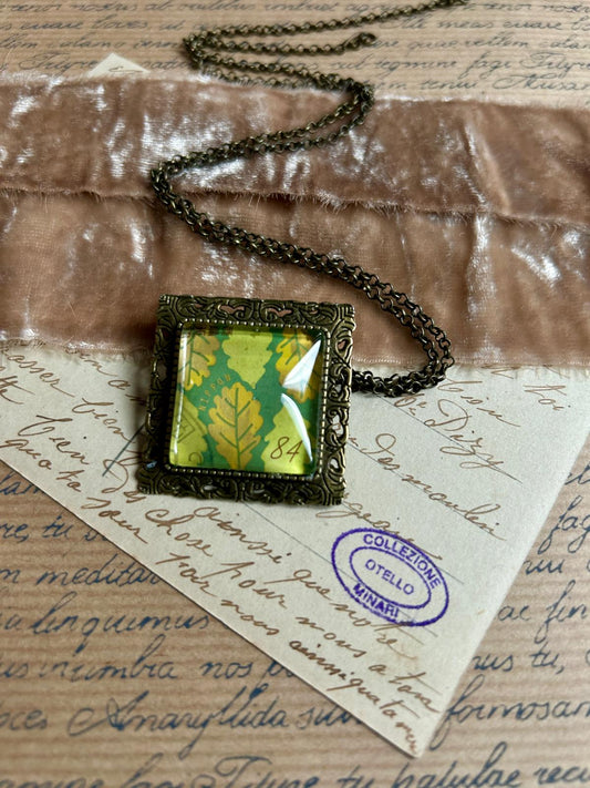 Spilla Botanica Giapponese - Accessorio Unico con Francobollo Vintage delle Foglie - Lady Nostalgia