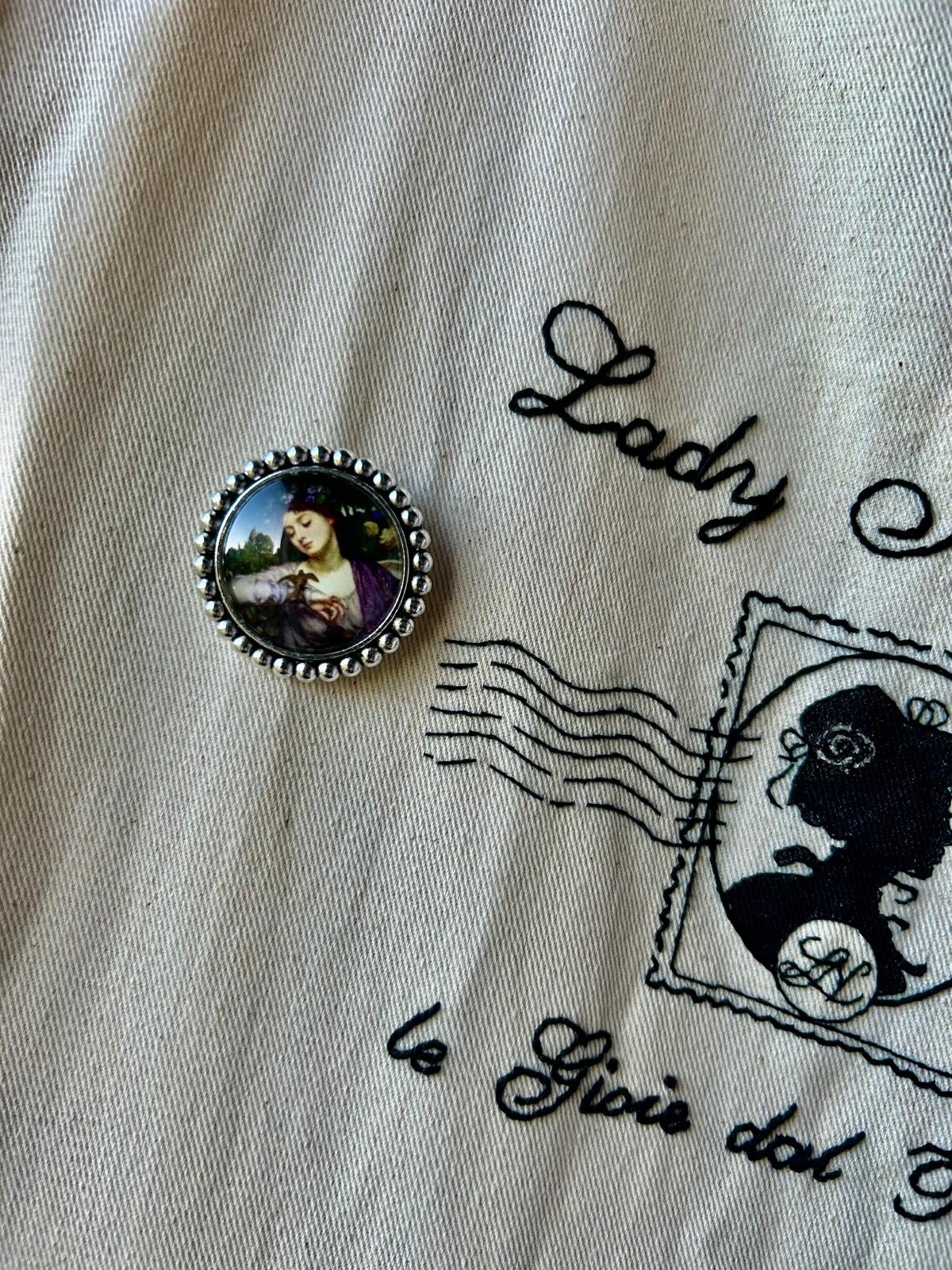 Spilla Corona di Sogni Poynter | Lesbia e il Suo Passero Preraffaelliti | Lady Nostalgia - Lady Nostalgia