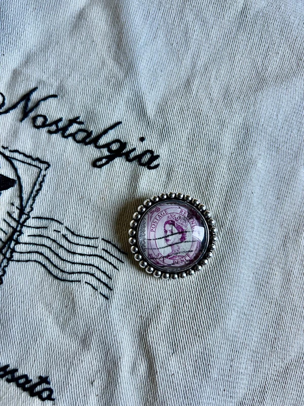 Spilla Elisabetta Giovane Regina in Rosa | Francobollo Vintage Royal | Lady Nostalgia - Lady Nostalgia