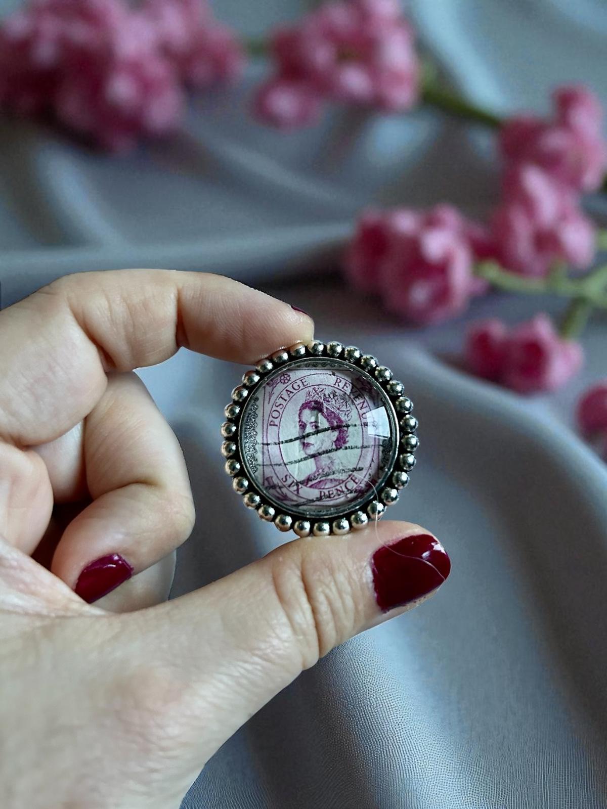 Spilla Elisabetta Giovane Regina in Rosa | Francobollo Vintage Royal | Lady Nostalgia - Lady Nostalgia