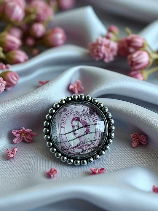 Spilla Elisabetta Giovane Regina in Rosa | Francobollo Vintage Royal | Lady Nostalgia - Lady Nostalgia