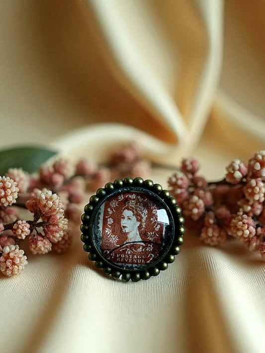 Spilla Elisabetta Terra Regale | Francobollo Vintage Marrone Royal | Lady Nostalgia - Lady Nostalgia