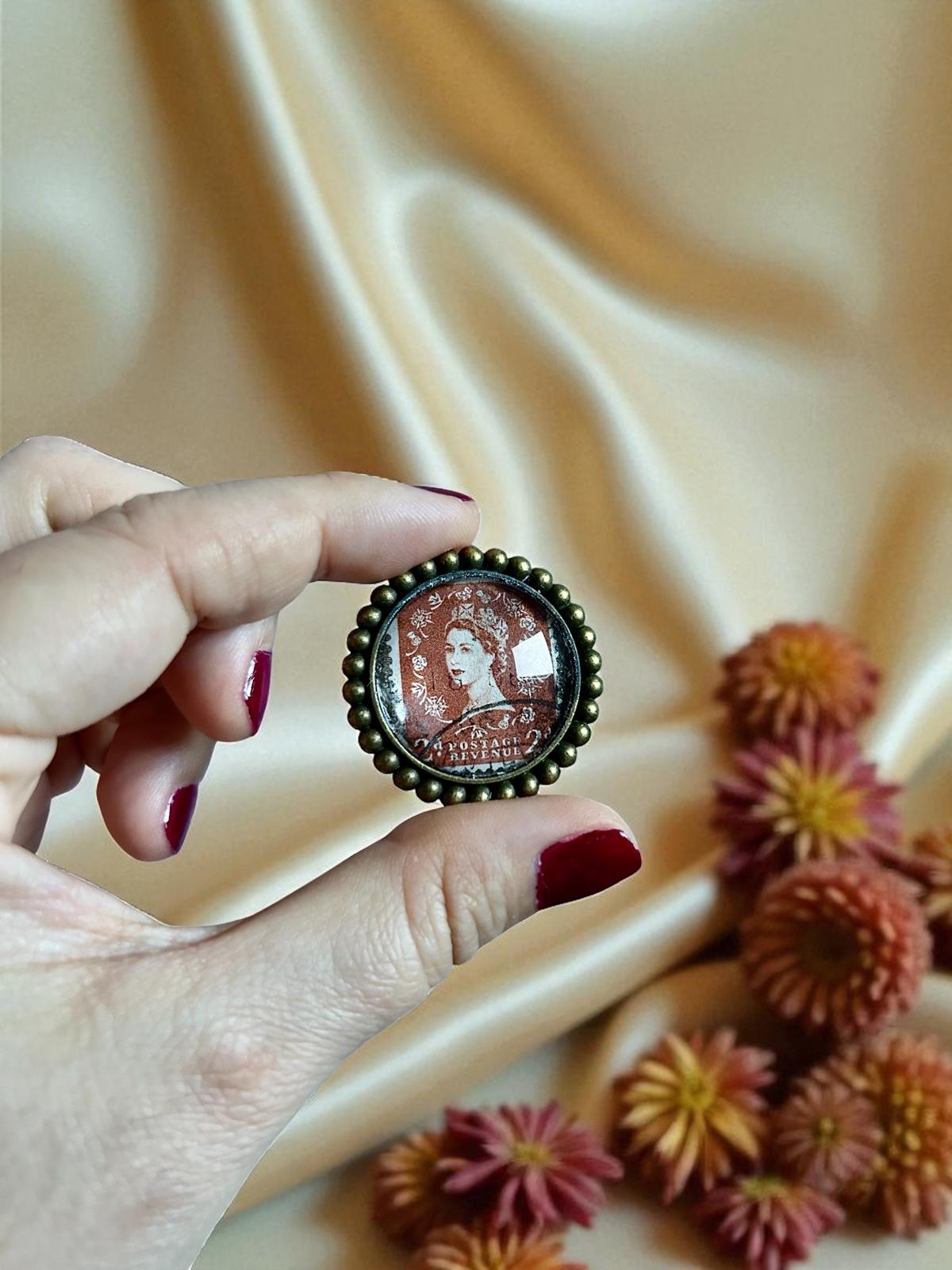 Spilla Elisabetta Terra Regale | Francobollo Vintage Marrone Royal | Lady Nostalgia - Lady Nostalgia