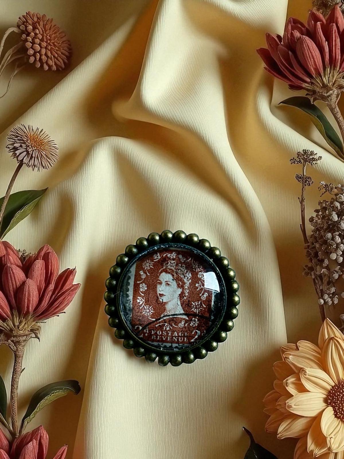 Spilla Elisabetta Terra Regale | Francobollo Vintage Marrone Royal | Lady Nostalgia - Lady Nostalgia