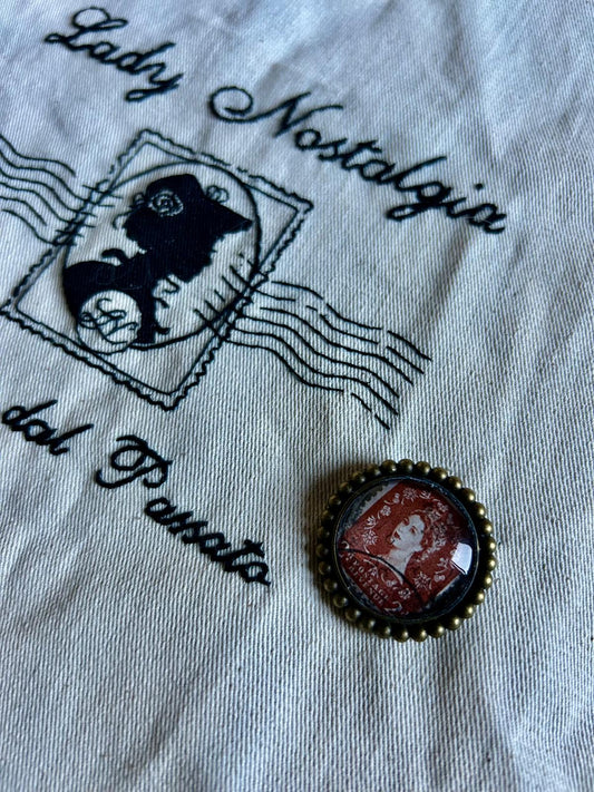 Spilla Elisabetta Terra Regale | Francobollo Vintage Marrone Royal | Lady Nostalgia - Lady Nostalgia
